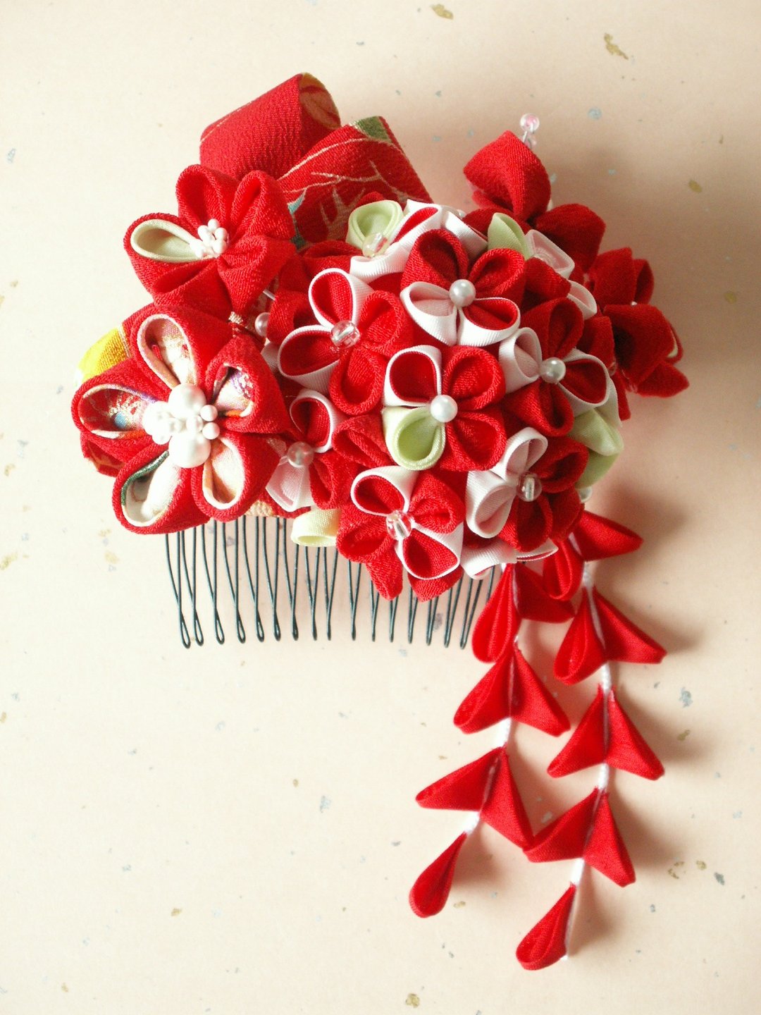 《Resale》 Knob work hair ornament [Hydrangea motif / red] using old cloth - 发饰 - 丝．绢 红色
