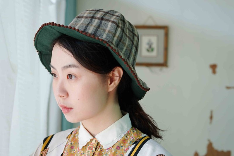 设计手作-小福尔摩斯咖啡色格纹毛料球球边 山丘帽/渔夫帽 - 帽子 - 羊毛 咖啡色