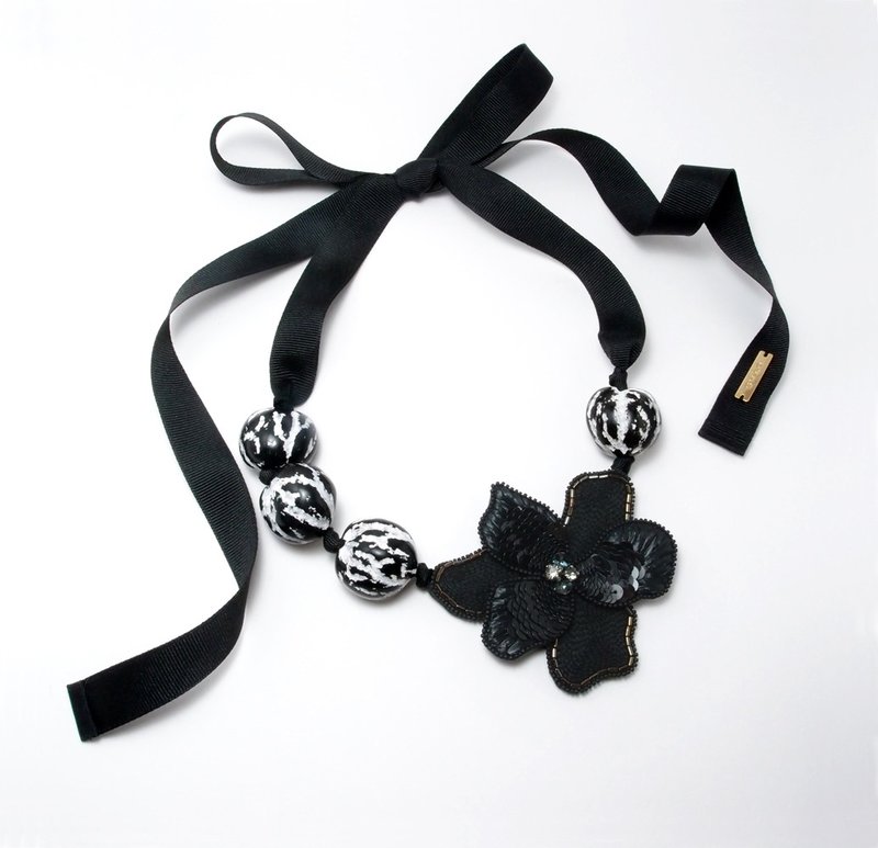 黑 立体大花朵 手工刺绣项链 - 项链 - 绣线 黑色