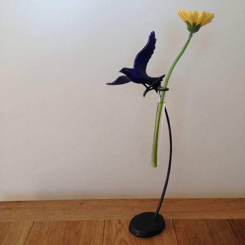 Floral Ornament made by Rothian Iron Bubbles filled with blue birds picking flowers - 植栽/盆栽 - 其他金属 黑色