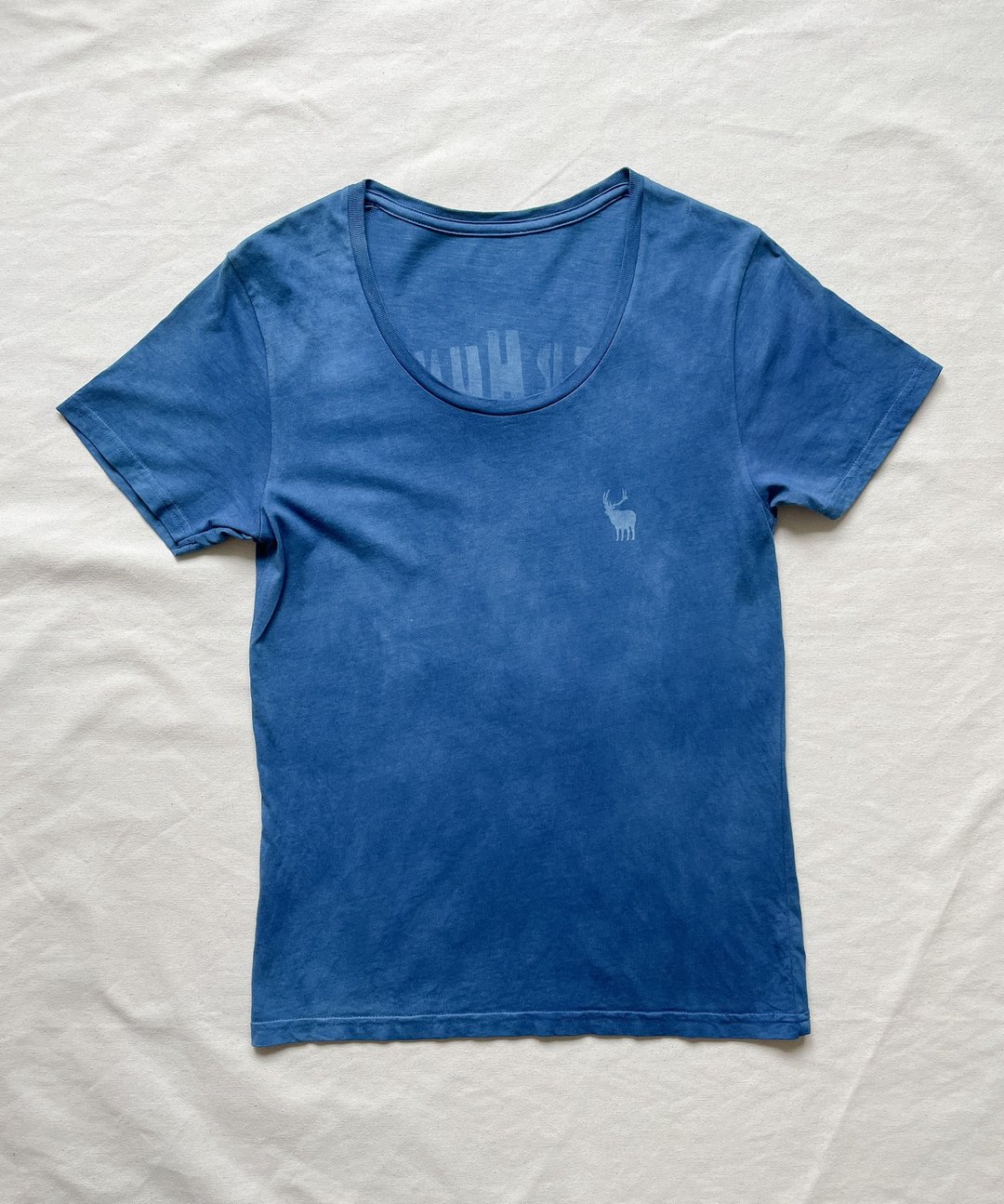 Made in Japan Deer Beer Hunter U neck T-shirtrs Indigo dyed indigo organic cotton deer beer summer tie-dye - 中性连帽卫衣/T 恤 - 棉 蓝色