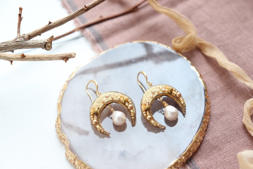 Crescent moon earrings with pearl, handmade embroidered earrings - 耳环/耳夹 - 绣线 金色