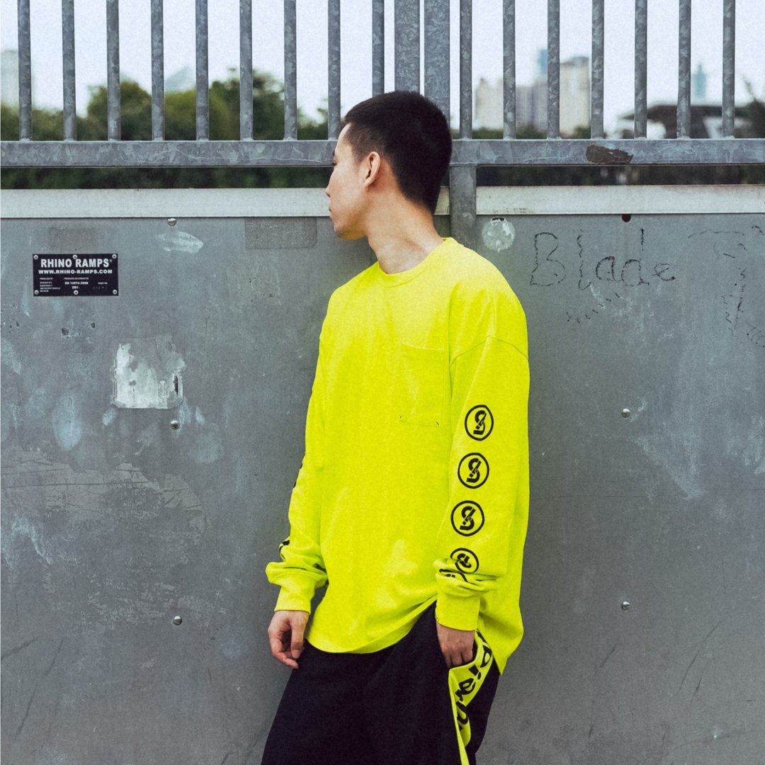 ourSalutelab BANDA LOGO LONG SLEEVES/串标LOGO长袖圆领口袋T恤 - 男装上衣/T 恤 - 棉 黄色