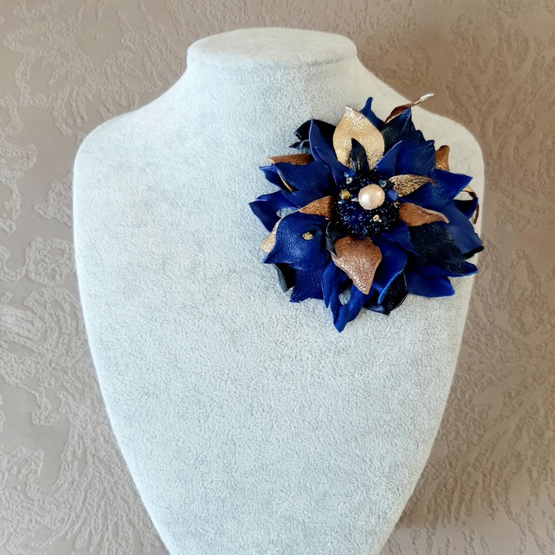 Blue leather brooch for her Leather women's jewelry - 胸针 - 真皮 蓝色