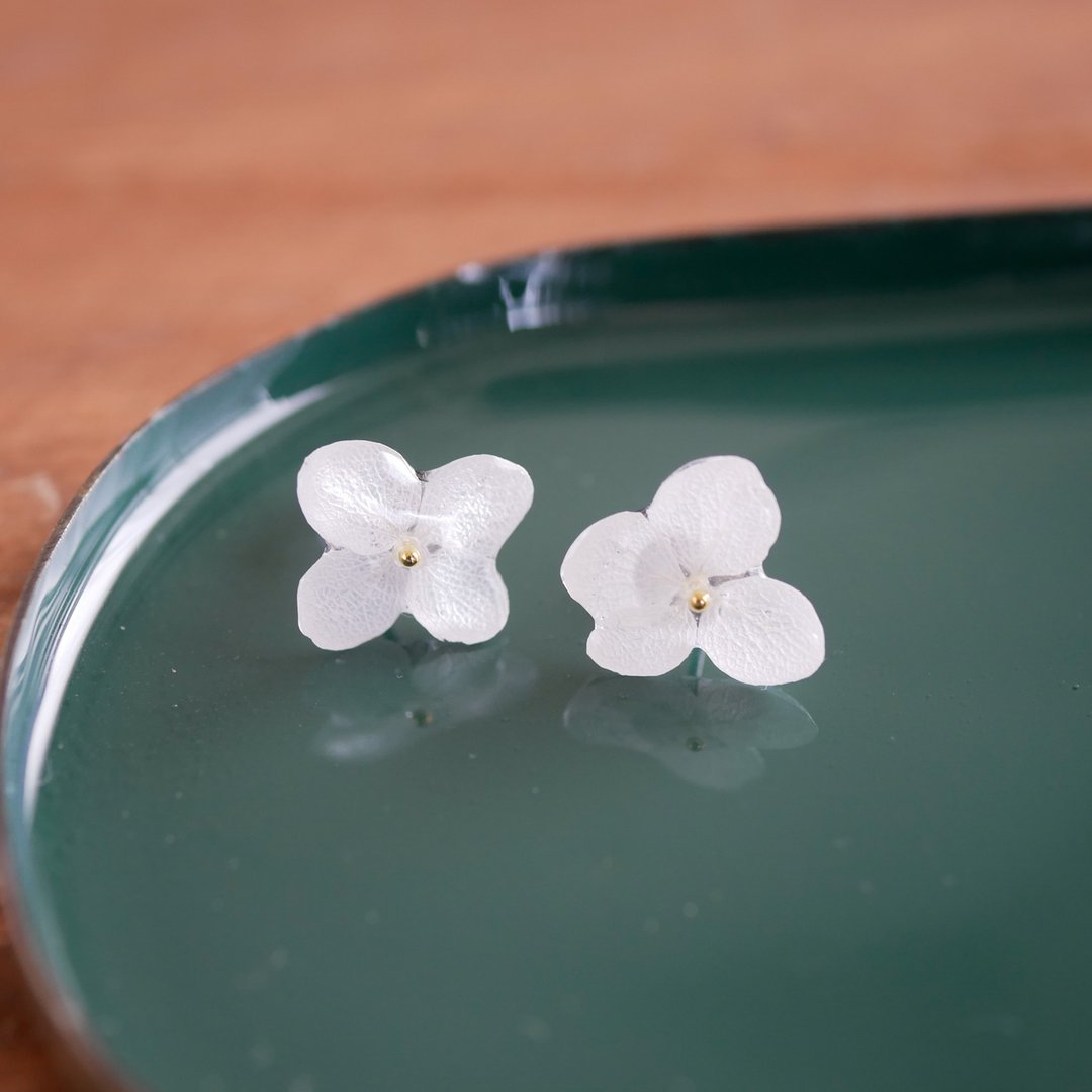 hydrangea earrings - 耳环/耳夹 - 树脂 白色