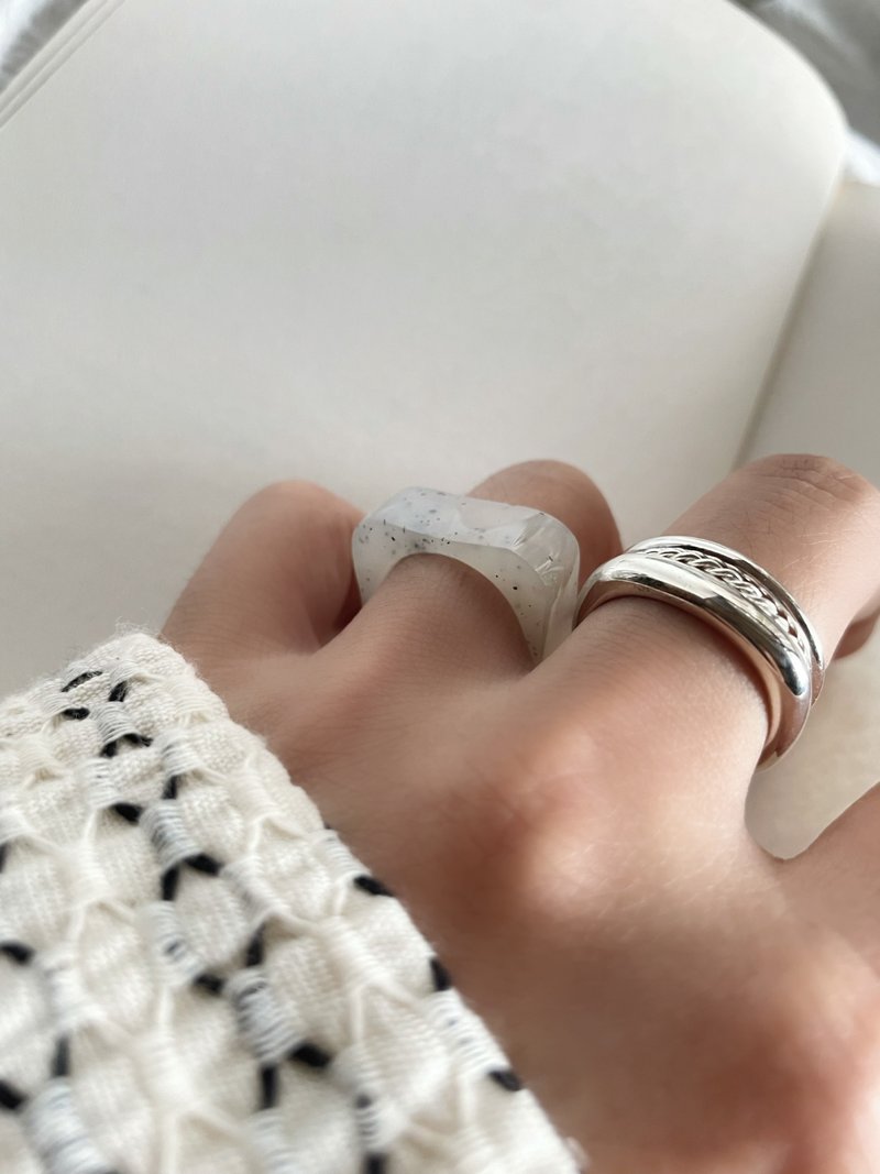 天然和田玉点墨青花变形方戒 港码14 雨歇#190 - 戒指 - 玉石 白色