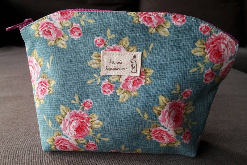 花布随身拉链收纳包/笔袋/杂物包 (绿玫瑰) - 化妆包/杂物包 - 棉．麻 