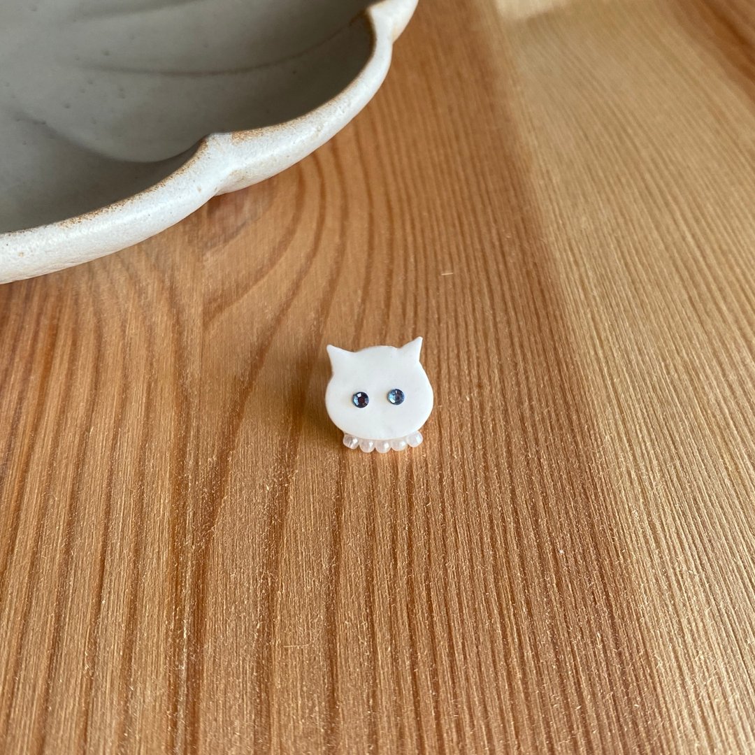 \单支贩售/猫咪系列【Shiro】耳针/耳夹 搭配水钻与小玻璃珠 - 耳环/耳夹 - 粘土 白色