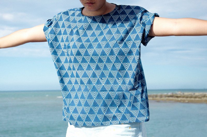 情人节礼物 限量手工 蓝染纯棉上衣 / 印度棉上衣 / 手织布宽版上衣 / 靛蓝 ethnic tops / indigo 宽版上衣 - 三角几何 马丘比丘小山 - 女装上衣 - 棉．麻 蓝色