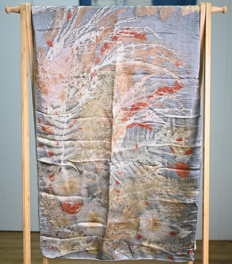 【记忆有限】EcoPrint 花叶移印 围巾/挂画 - 围巾/披肩 - 丝．绢 多色