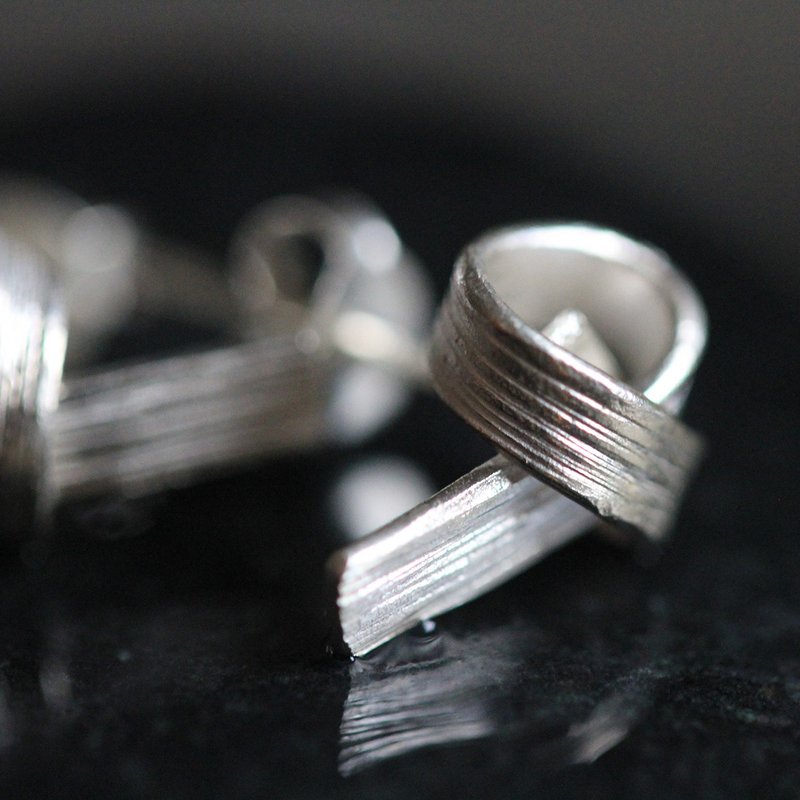 Handmade silver knot stud earrings with streaks (E0170) - 耳环/耳夹 - 银 银色
