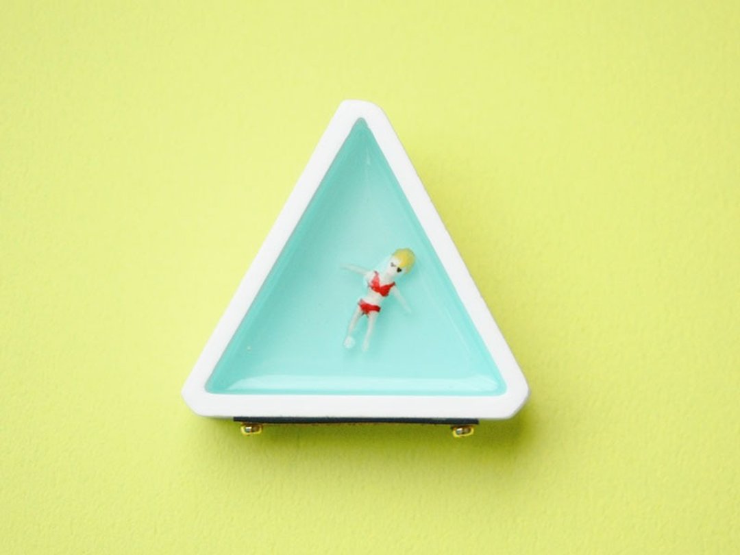 Celebrity Brooch - triangle / white - 胸针 - 塑料 蓝色