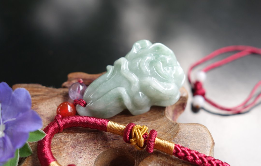 天然缅甸A货翡翠24.8克 白菜 巧雕 吊坠 豆种飘绿花 项链 jade - 项链 - 玉石 绿色