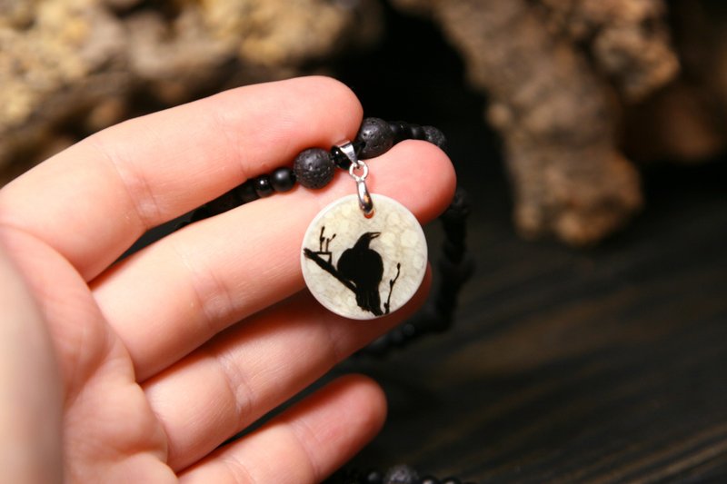 Raven or crow necklace with love rune on the other side. Nacre pearl pendant - 项链 - 珍珠 黑色