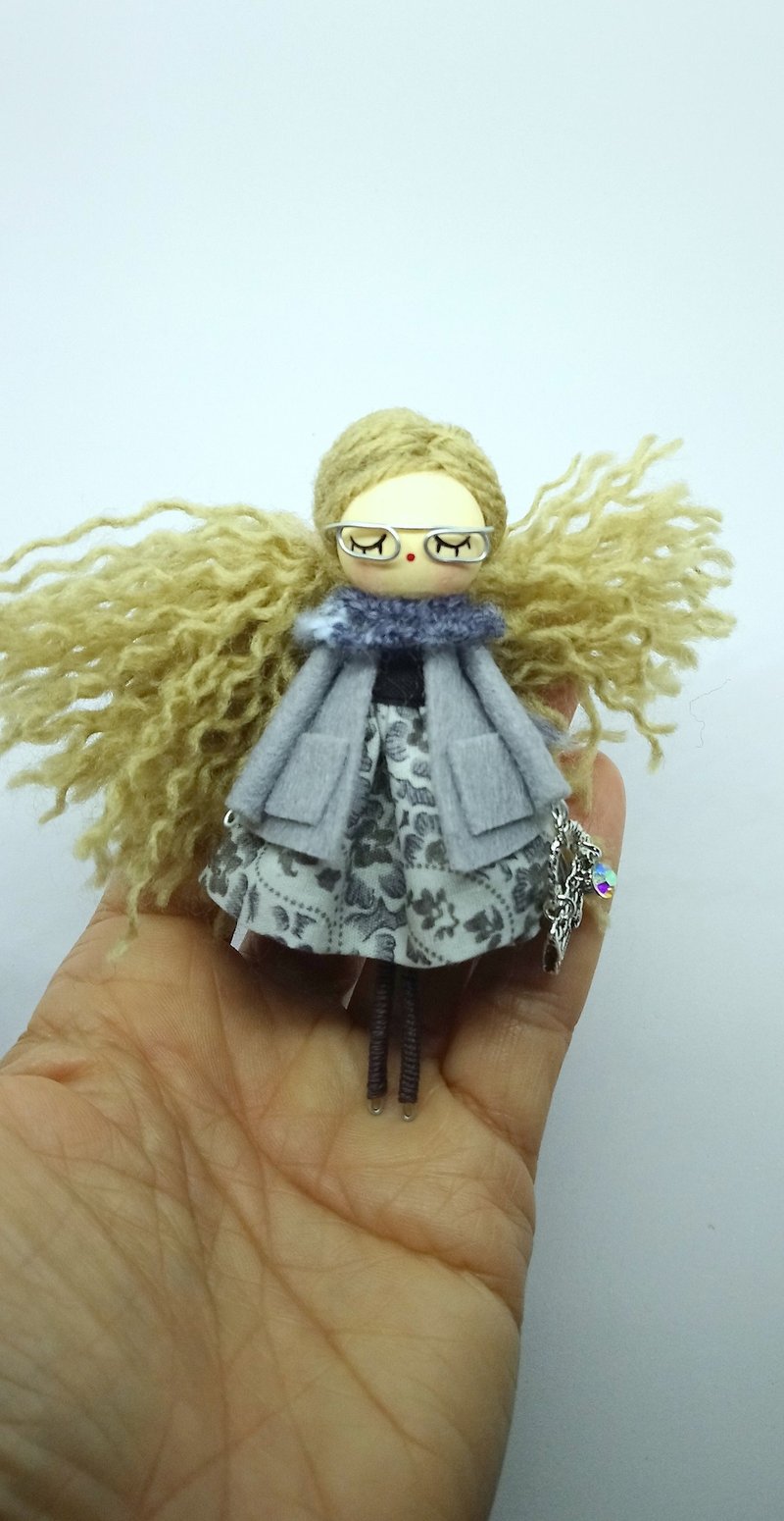 Brooch doll Paqui - 胸针 - 木头 灰色