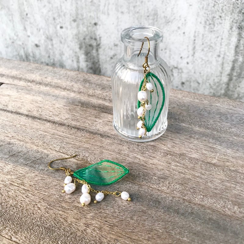 手作刺绣//垂坠铃兰叶片耳环//可改夹式 - 耳环/耳夹 - 绣线 绿色