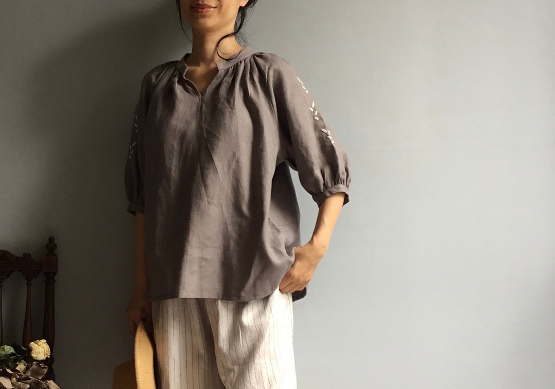 鸽子之歌/鸽子灰亚麻小立领刺绣五分袖上衣100%水洗亚麻 - 女装上衣 - 棉 灰色