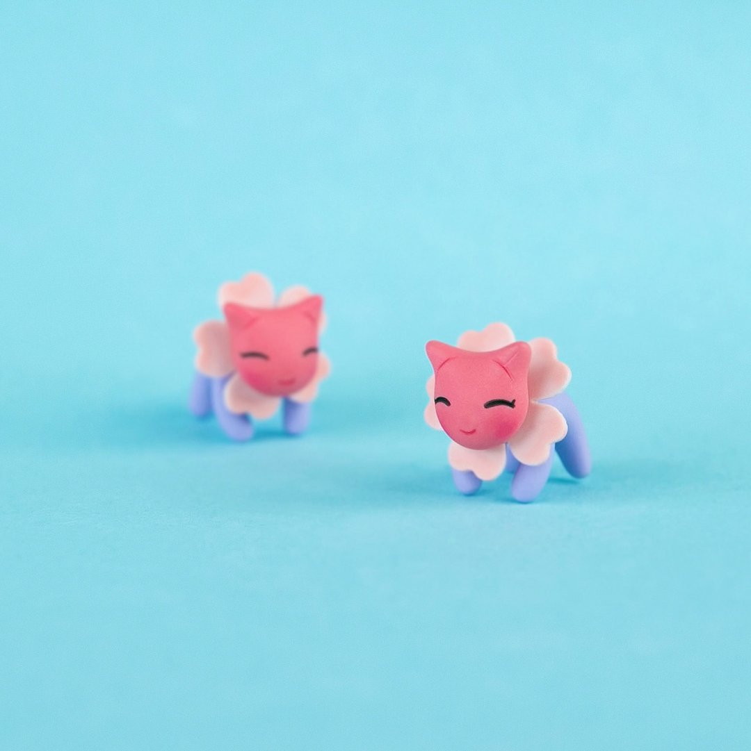 Smiley Flower Cat Earrings - Polymer Clay Jewelry, Handmade and Hand Painted - 耳环/耳夹 - 粘土 粉红色