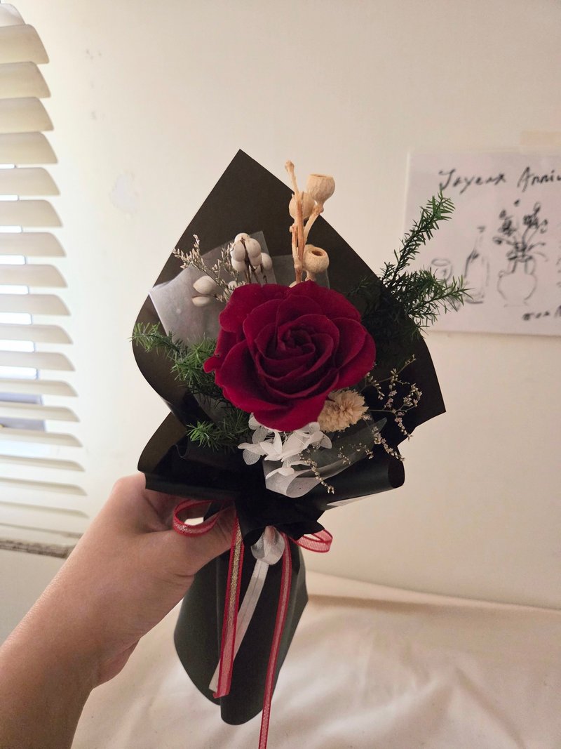 经典红玫瑰 圣诞限定。单朵永生玫瑰花束 - 干燥花/捧花 - 植物．花 