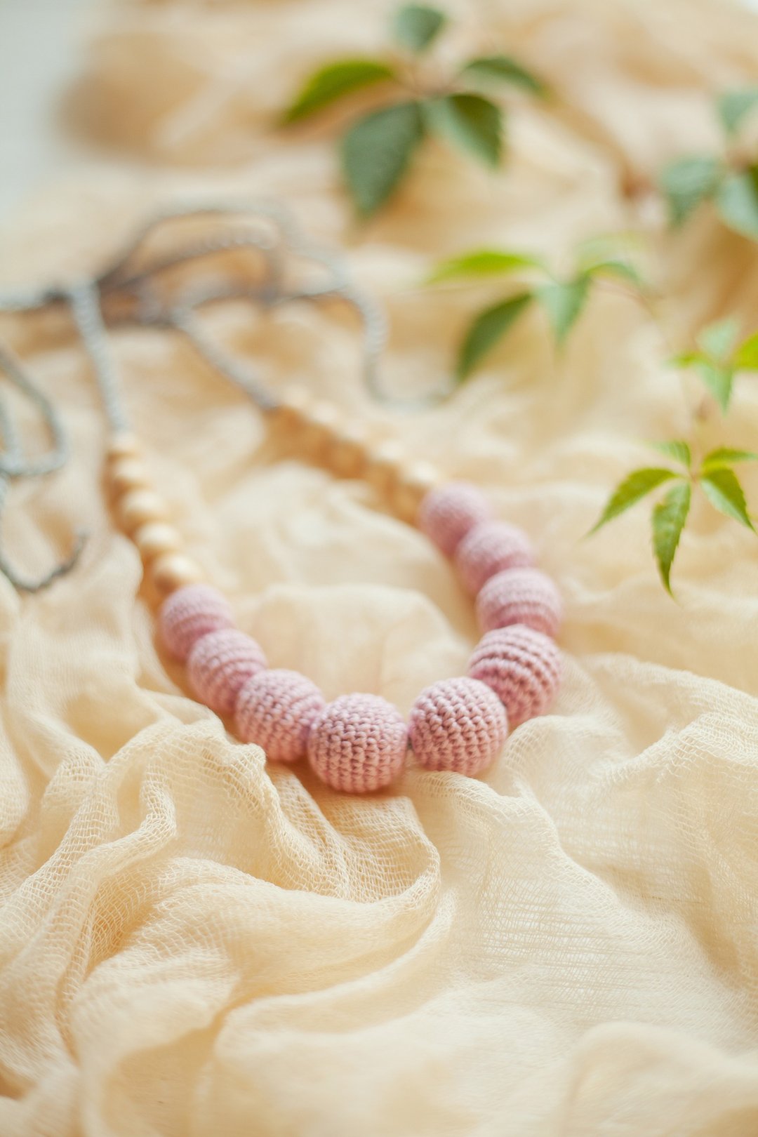Pale Pink Crochet Teething Necklace - Modern Jewelry for Breastfeeding Mom - 项链 - 木头 粉红色