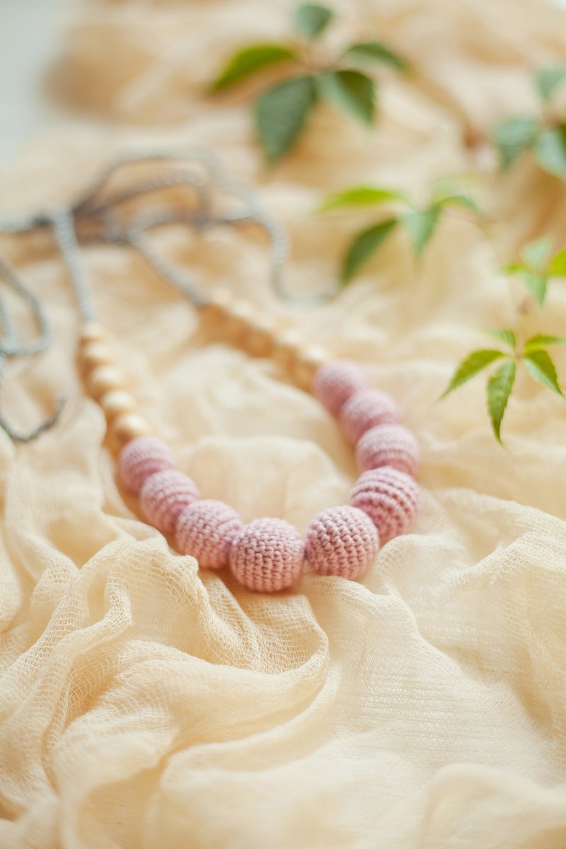 Pale Pink Crochet Teething Necklace - Modern Jewelry for Breastfeeding Mom - 项链 - 木头 粉红色