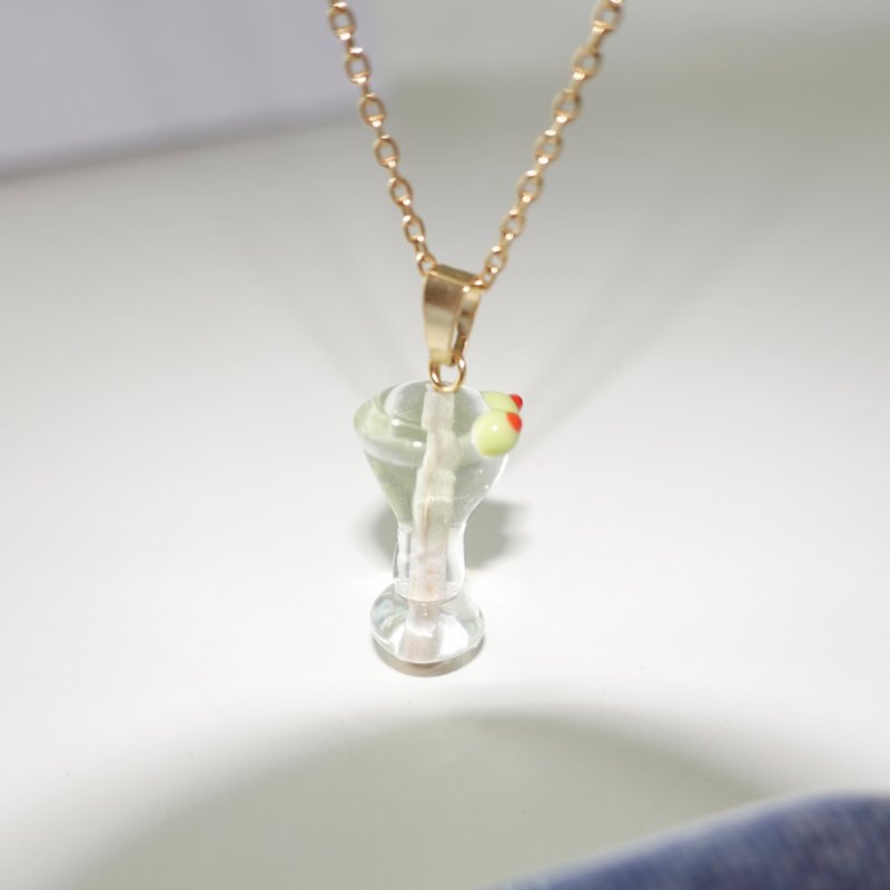 “Dirty Martini”坠饰项链，手工穆拉诺玻璃鸡尾酒串珠坠饰项链 - 项链 - 玻璃 绿色