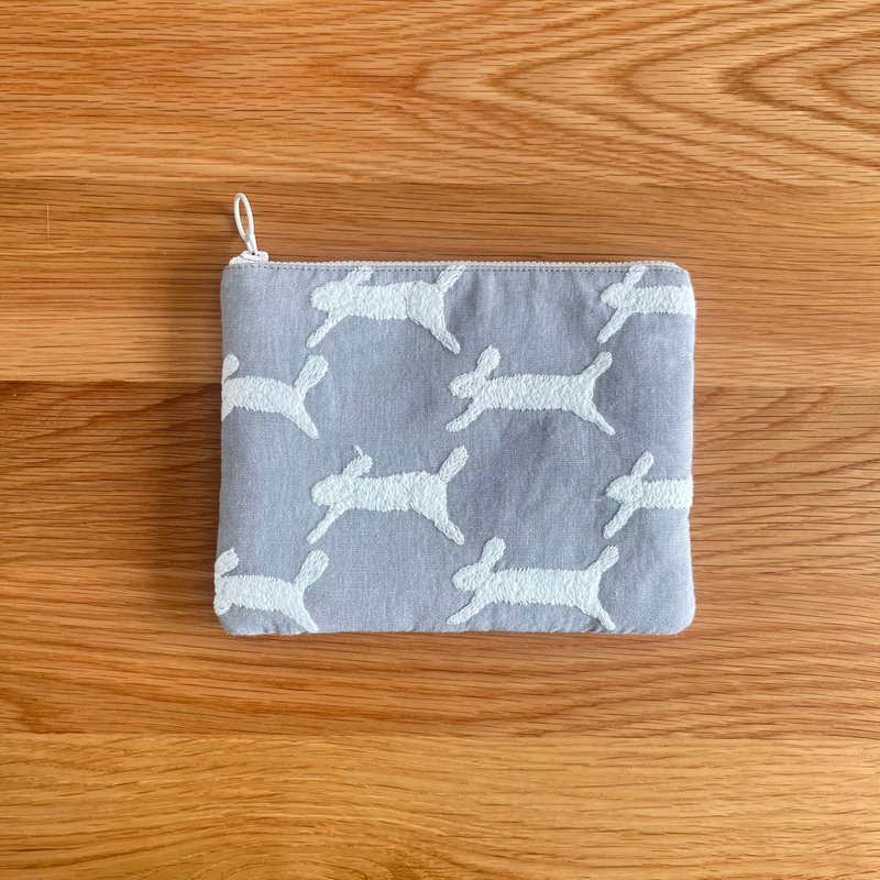 mina perhonen run run run 兔子图案 刺绣 المُخيط包 - 化妆包/杂物包 - 棉．麻 灰色