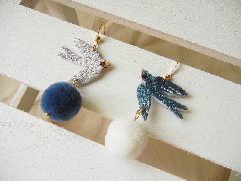 *coucoubird* 燕子双飞毛球耳环 - 耳环/耳夹 - 羊毛 蓝色