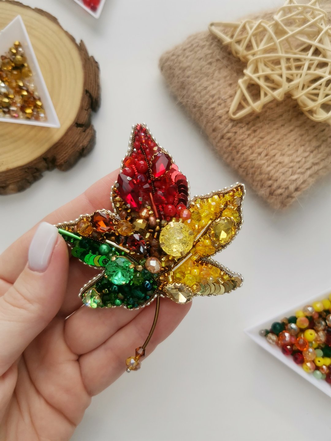 Leaf brooch, autumn leaf, leaf decoration, gift for mom - 胸针 - 水晶 多色