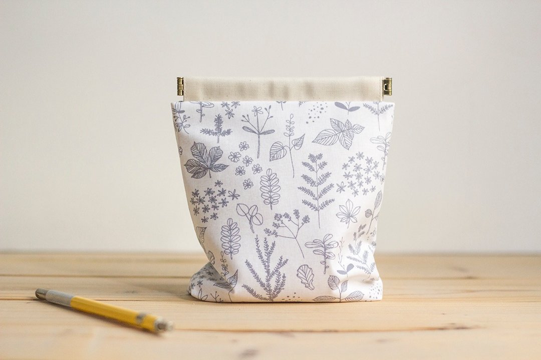 Laminated pouch Charger case, Cosmetic pouch, Ditty bag, Make-up Case, Travel pouch / Plants white - 化妆包/杂物包 - 棉 白色