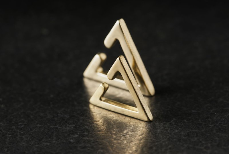 Constructivism 结构主义 三角黄铜耳扣 Triangle EarCuff - 耳环/耳夹 - 铜/黄铜 金色