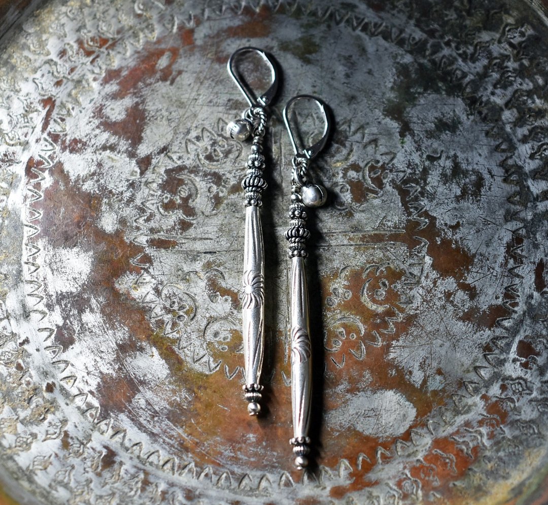 压印长款Karen银饰与手工银饰、纳瓦赫珍珠、印度银铃的长款耳环 - 耳环/耳夹 - 其他金属 银色