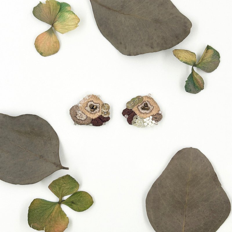 | 茷 | 耳针/耳夹 | #138 | 手刺绣摩卡慕斯不对称耳环 - 耳环/耳夹 - 绣线 咖啡色