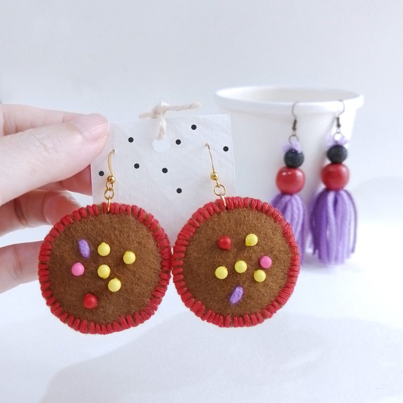 可爱的自由形状耳环，用丝绸和珠子绣在毛毡上，尺寸为 1.75x2.5 英寸 - 耳环/耳夹 - 其他材质 咖啡色