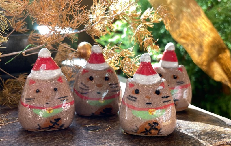 【物喜工作室】手作圣诞帽黑面招财猫小公仔 - 摆饰 - 陶 咖啡色