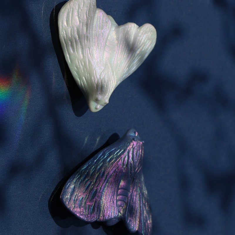 【飞蛾扑火】爱情箴言情侣个性陶瓷大衣胸针围巾扣 - 胸针 - 瓷 多色