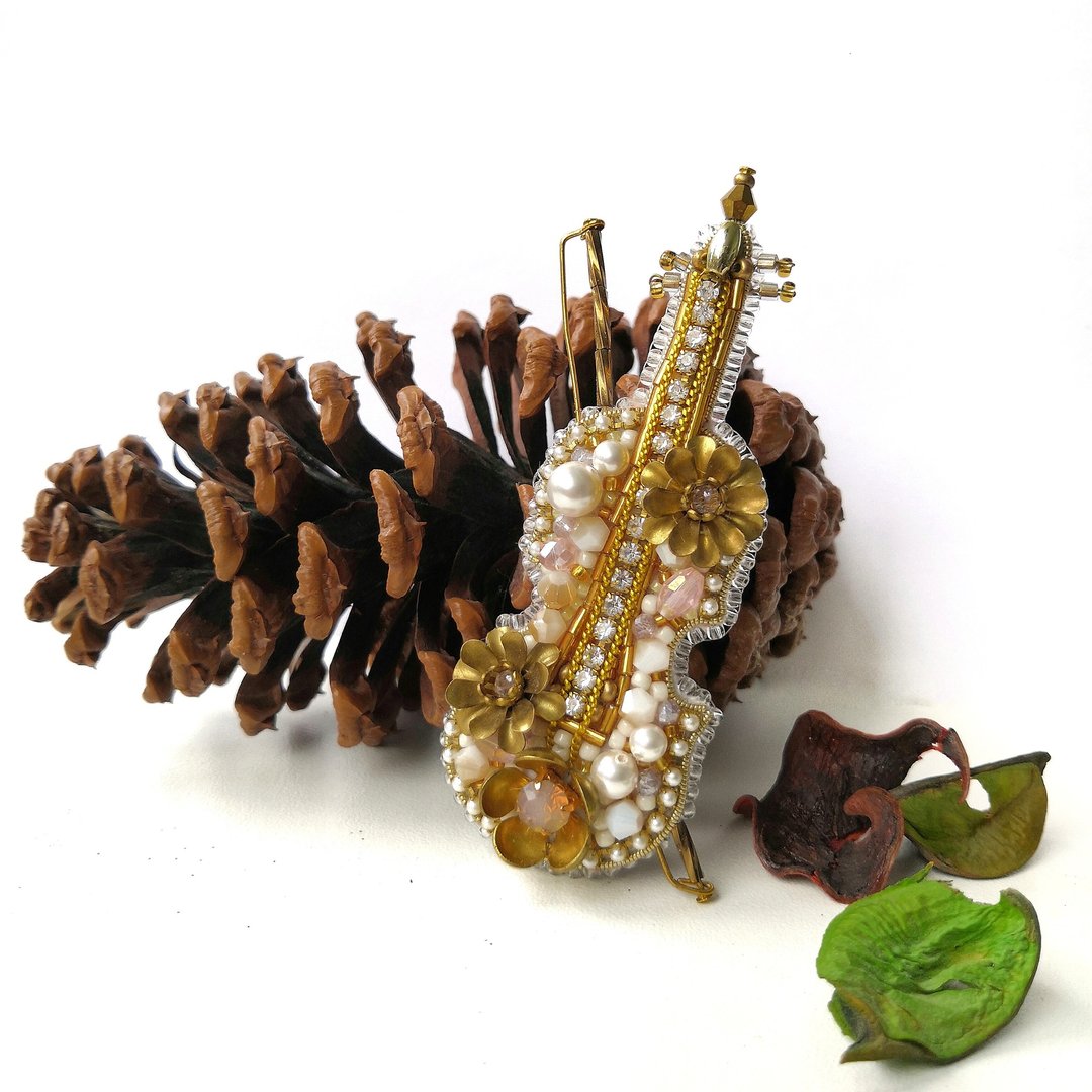 Handmade Brooch White Violin with Flowers / Musical instrument made of beads - 胸针 - 其他材质 白色