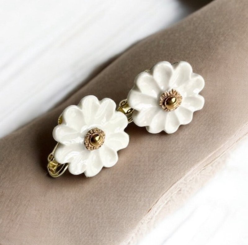 螺旋夹式耳环 – 白色小花 - 耳环/耳夹 - 陶 白色