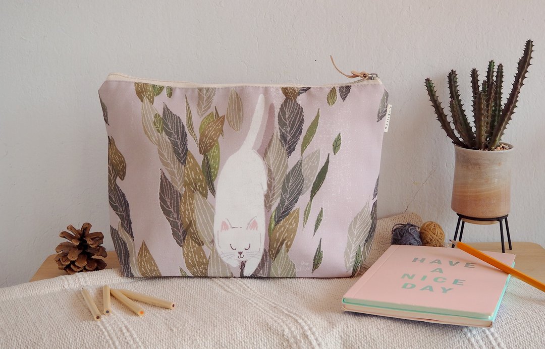 Cosmetic bag with Cat in the garden - 化妆包/杂物包 - 棉 卡其色