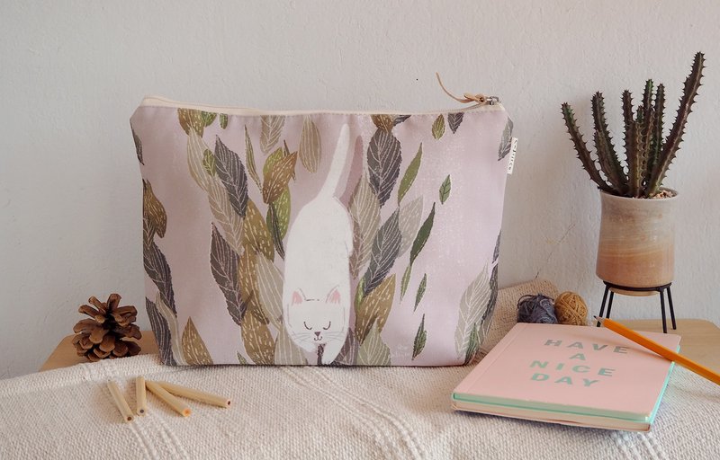 Cosmetic bag with Cat in the garden - 化妆包/杂物包 - 棉．麻 卡其色