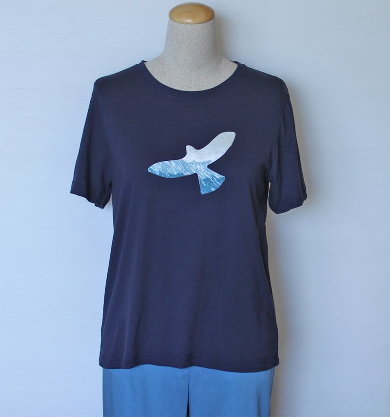 飞翔老鹰微宽松短版短袖T-shirt - 女装 T 恤 - 棉．麻 蓝色