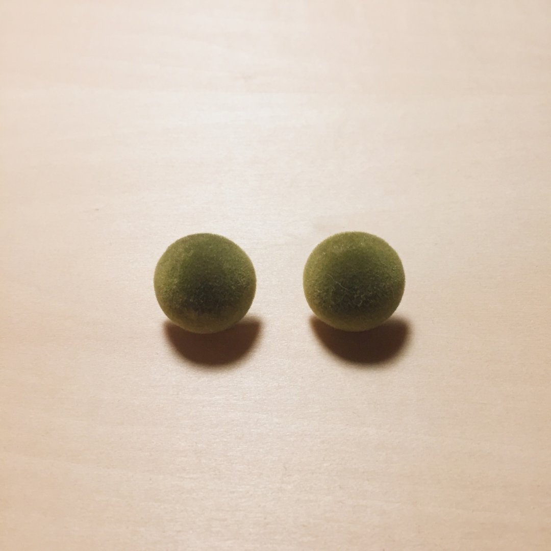 复古橄榄绿绒布丸子耳环 - 耳环/耳夹 - 其他材质 绿色
