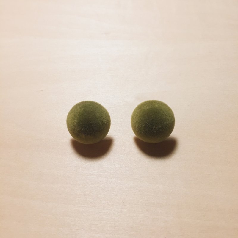 复古橄榄绿绒布丸子耳环 - 耳环/耳夹 - 其他材质 绿色
