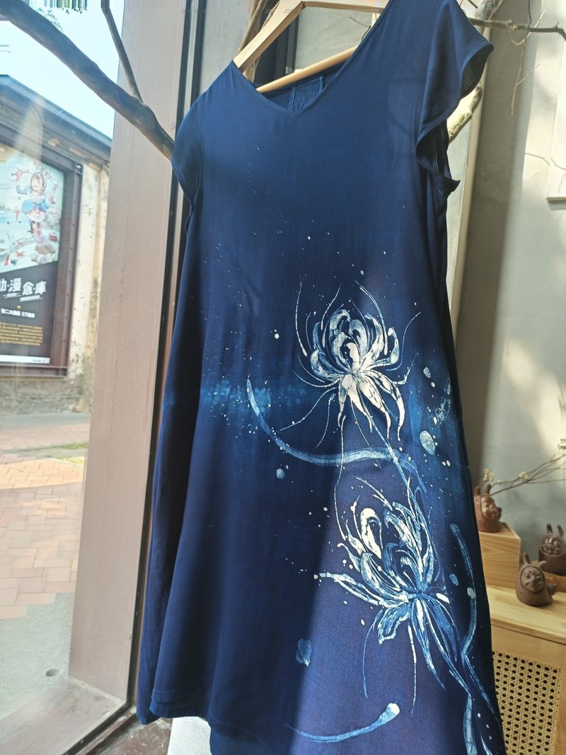 自在染isvara手工蓝染蜡染订制服彼岸花系列 - 洋装/连衣裙 - 其他材质 蓝色