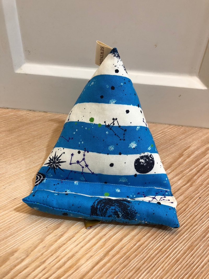 疗愈系手机座~三角饭团手机架、手机枕-蓝色条纹宇宙星球 - 手机座/防尘塞 - 棉．麻 蓝色