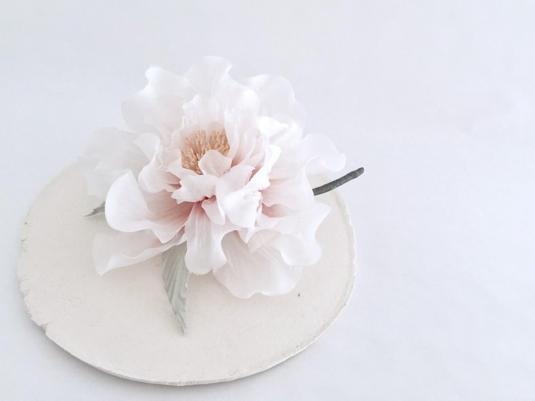 Corsage. Corsage peony corsage. Size L. - 胸花/手腕花 - 丝．绢 白色