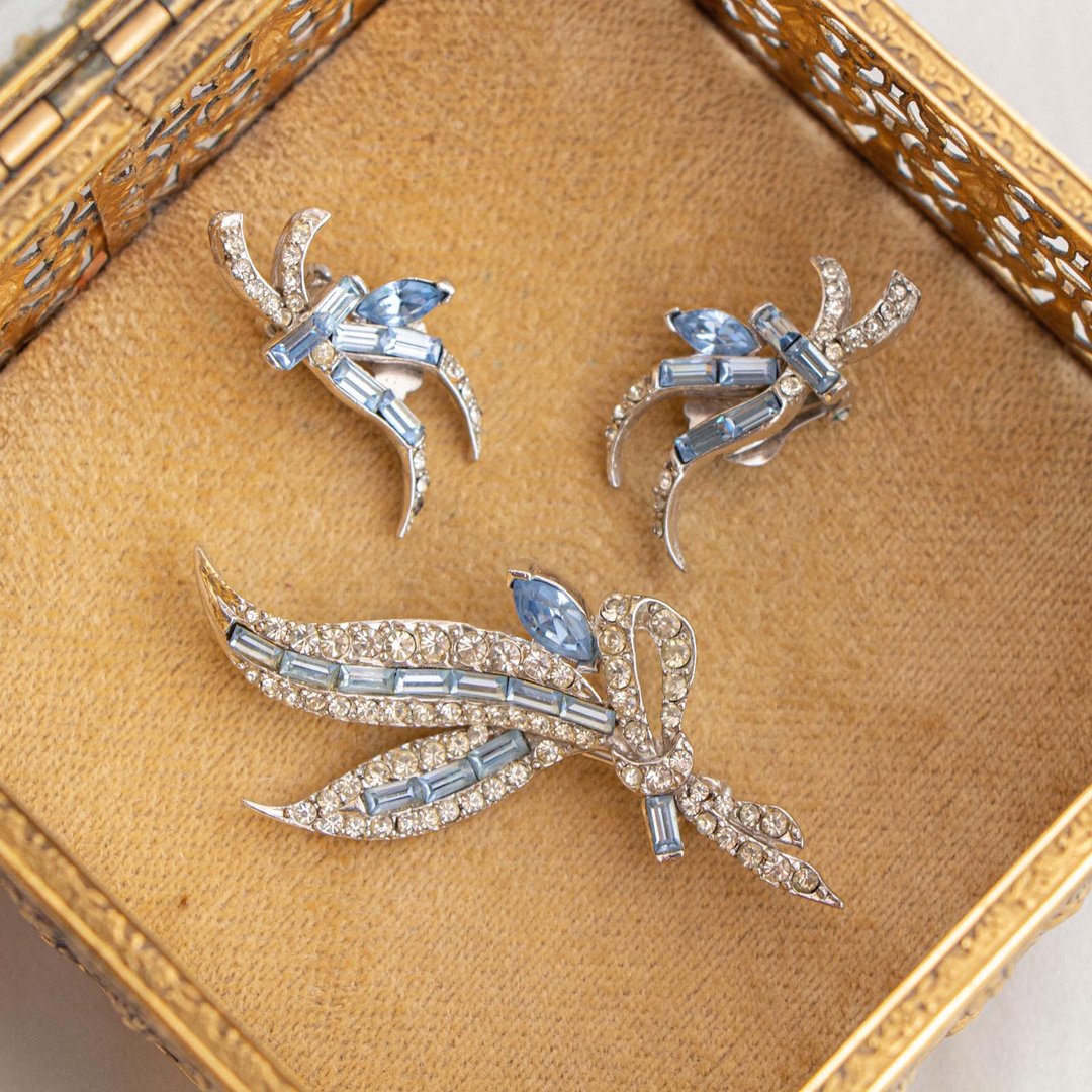 美国 PELL 品牌古董 水蓝白莱茵石缎带结饰 银色耳夹胸针两件套组 - 耳环/耳夹 - 其他金属 蓝色