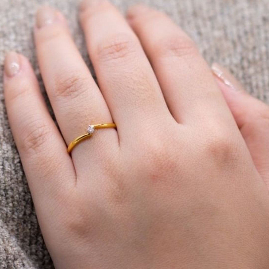 Siam Jewel. Minimal diamond ring, 9k, center diamond, 7 pieces, very cute. - 戒指 - 钻石 金色