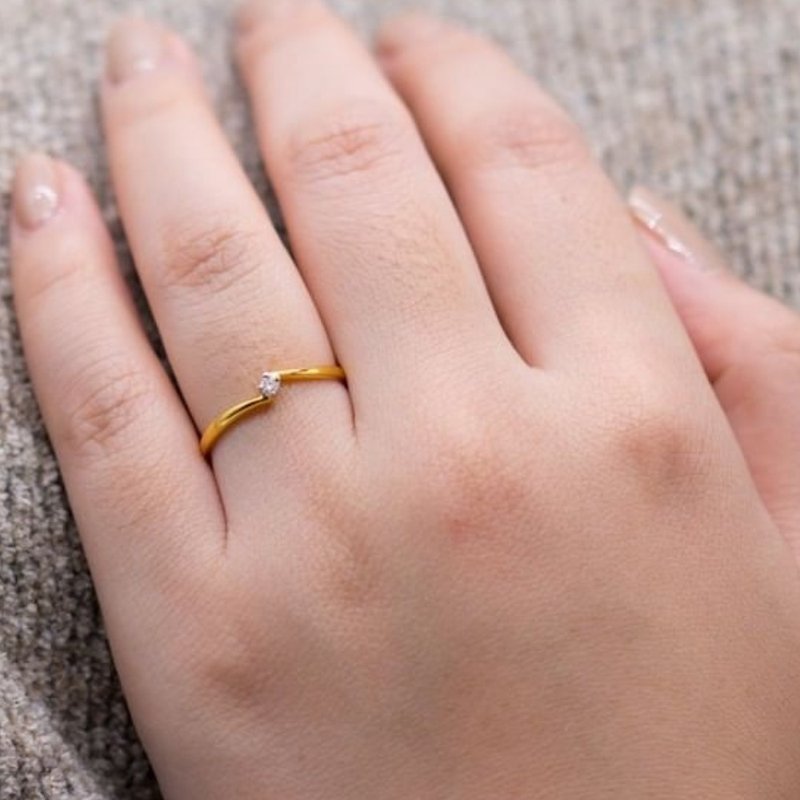 Siam Jewel. Minimal diamond ring, 9k, center diamond, 7 pieces, very cute. - 戒指 - 钻石 金色