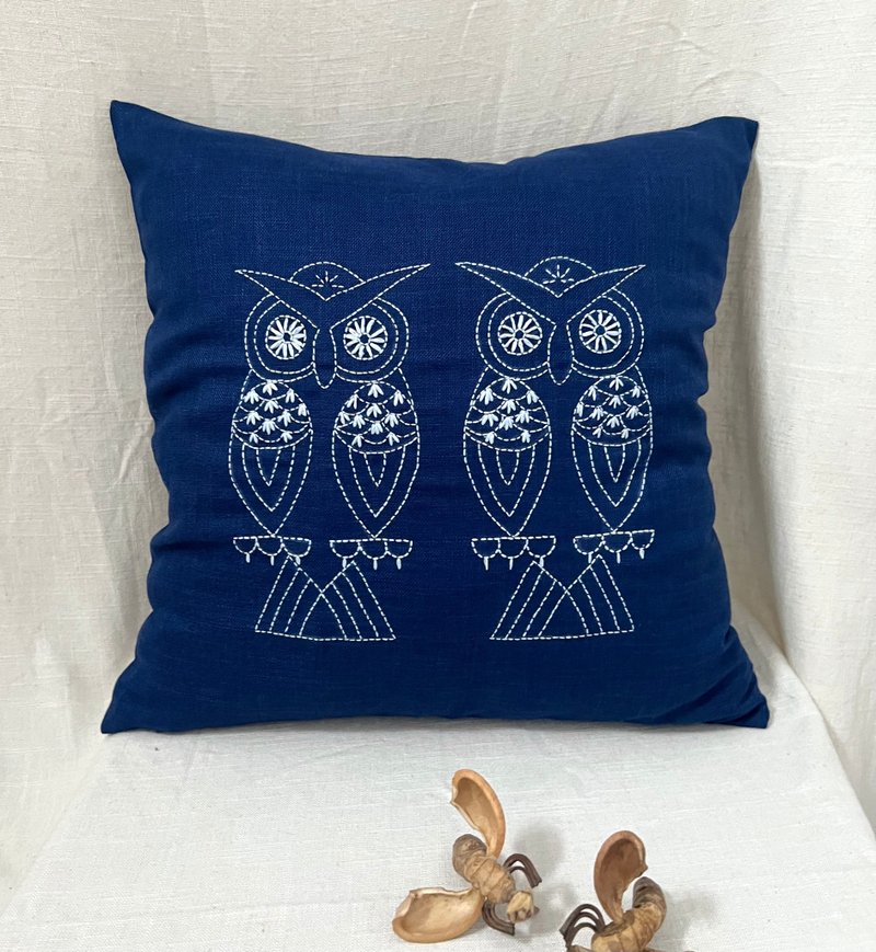 手绘猫头鹰刺绣抱枕套：蓝色亚麻风装饰抱枕 - 枕头/抱枕 - 棉．麻 蓝色